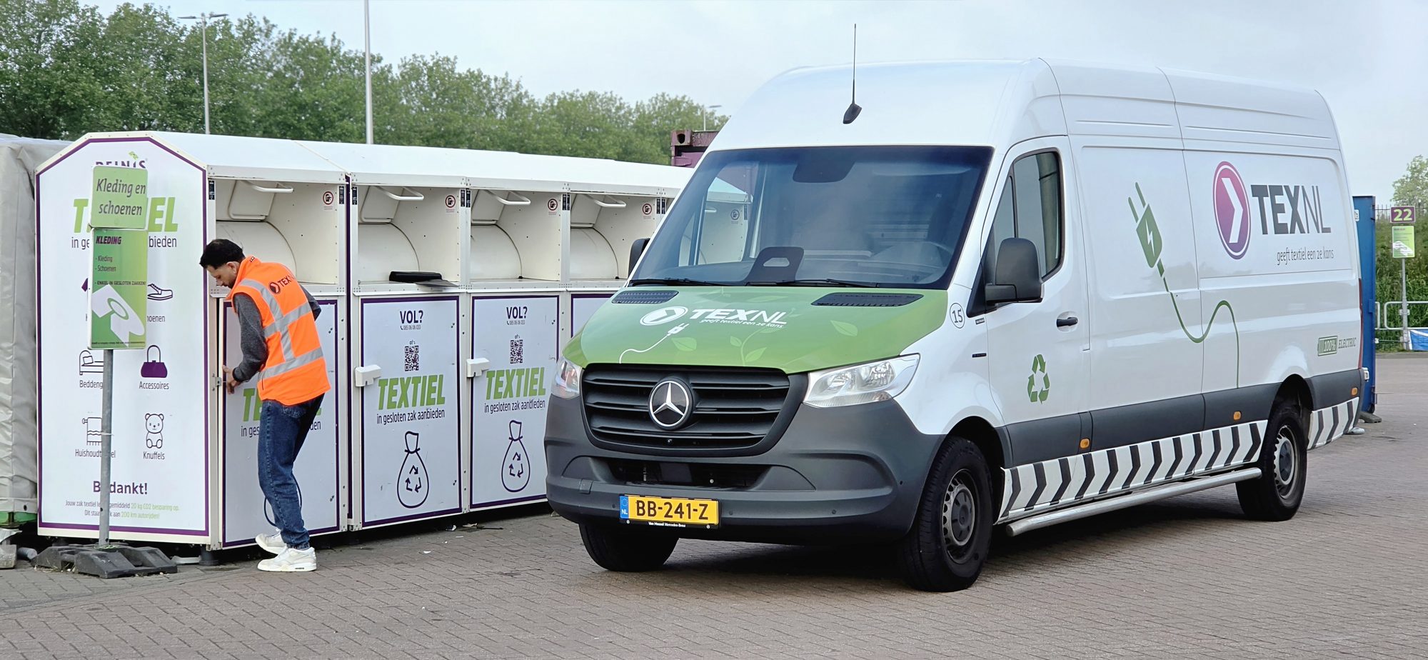 Medewerker van TexNL bij textielcontainers naast een TexNL-bus