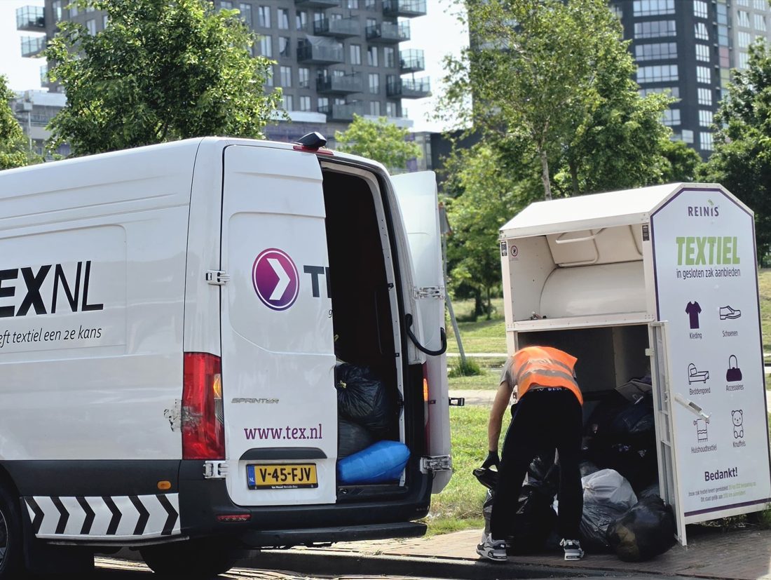 TexNL-medewerker leegt een textielcontainer